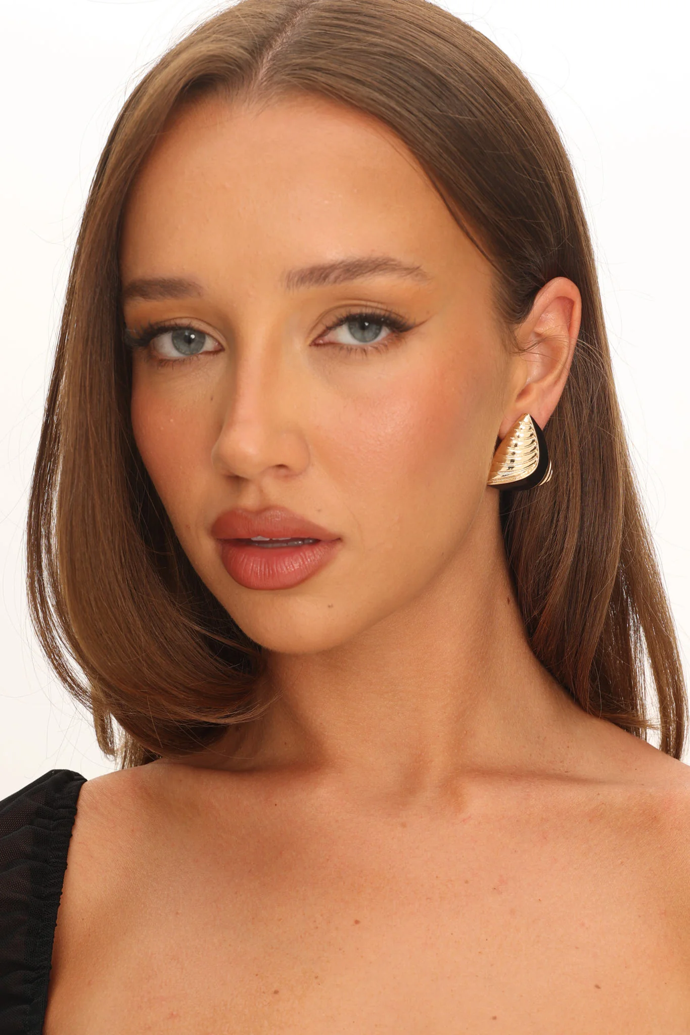 Beverly Triangle Earrings Gold/Black - Image 2