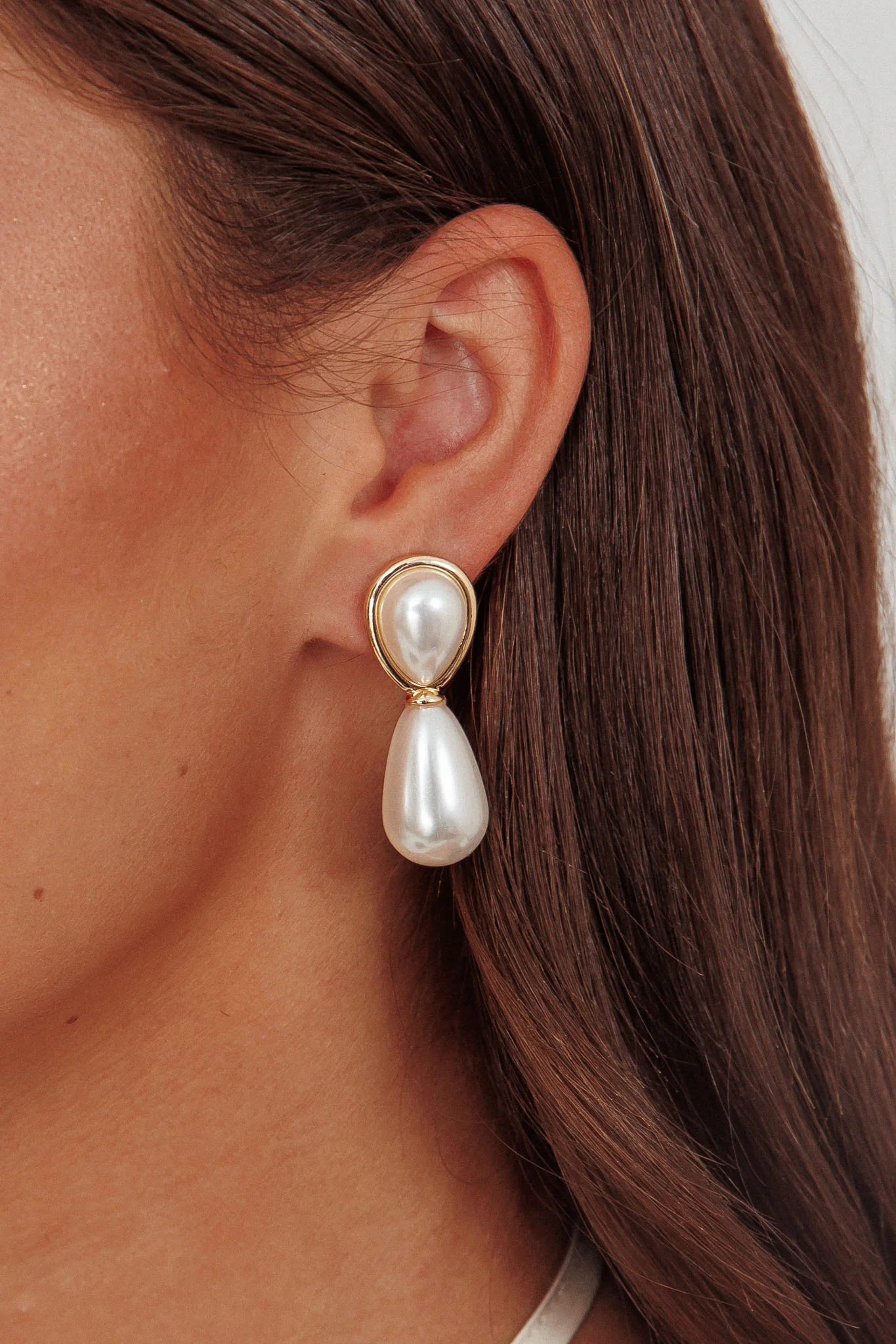 Elizabeth Droplet Earrings Gold Pearl - Image 3