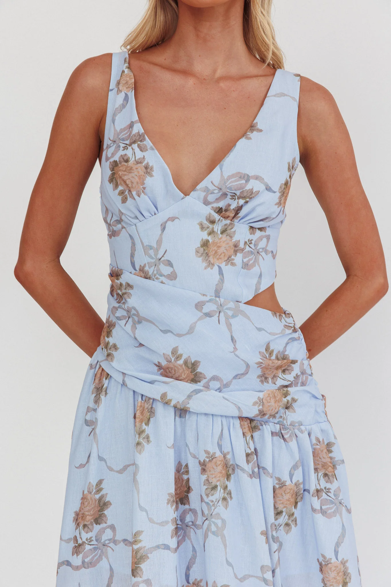 First Dates Waist Cut-Out Maxi Dress Floral Blue - Image 4