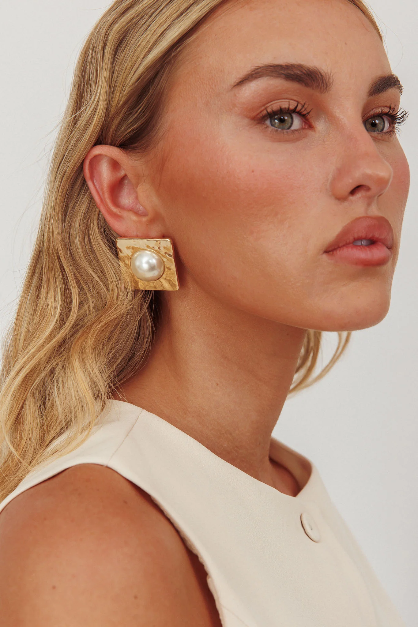 Vanessa Square Hammered Earrings Gold/Pearl - Image 3